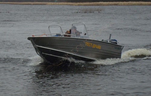 Моторно-гребная лодка ДМБ-480 ДК